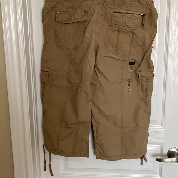 Cargo capri in Tan- Lots of pockets- one pockets front/back/side - Picture 5 of 7